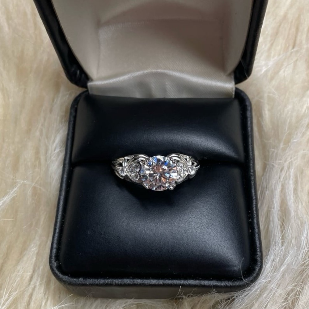 Gorgeous Certified 1 Carat White Moissanite Diamond Ring. Size 8